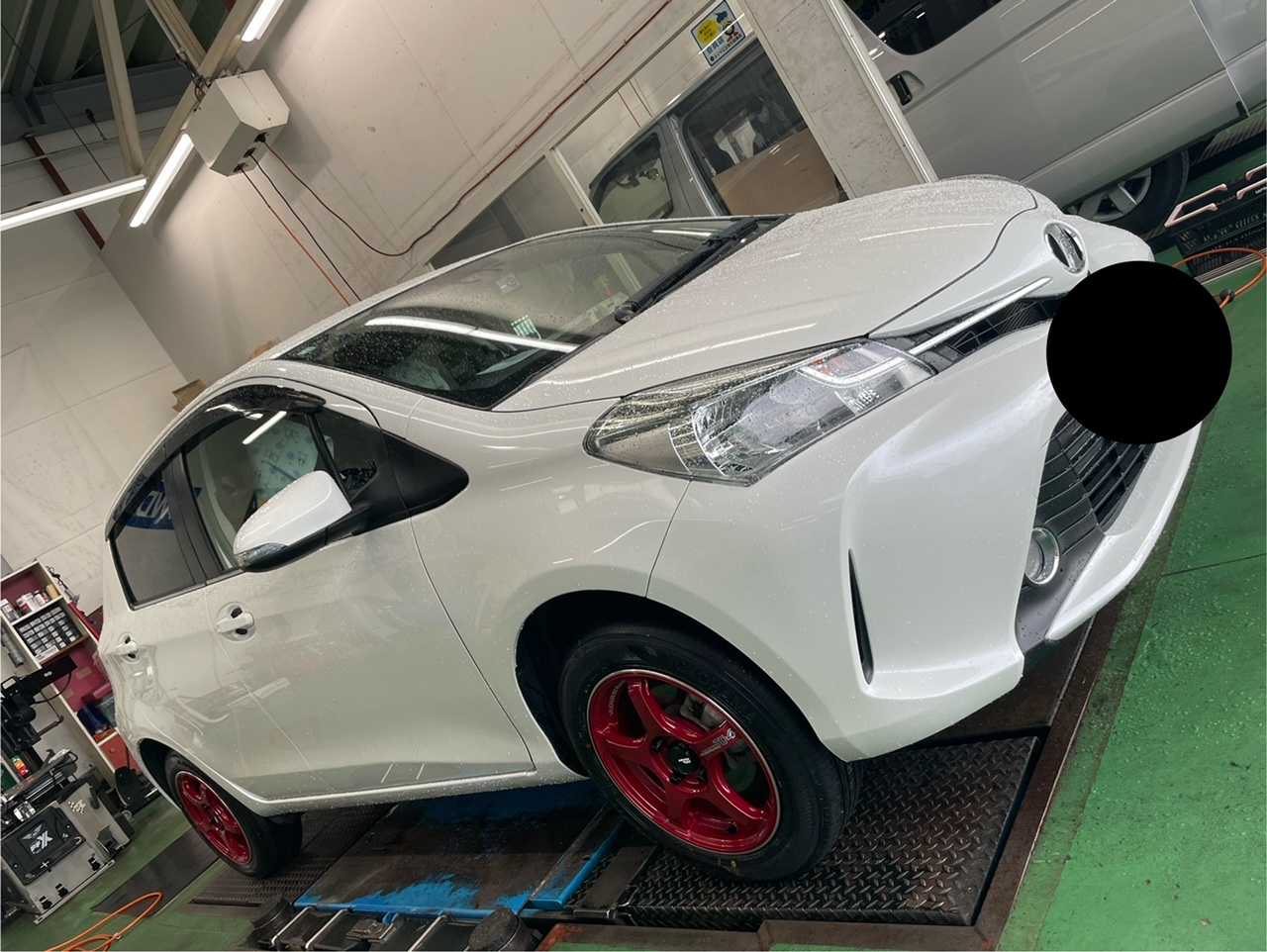 トヨタ ヴィッツにADVAN ｄＢと真っ赤なＴＣ－４を装着！