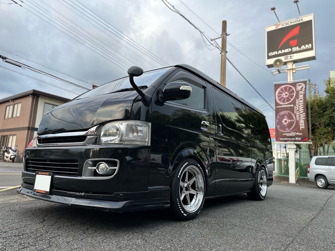 ハイエースに新作レカロと深リムホイール装着(*^^*)☆