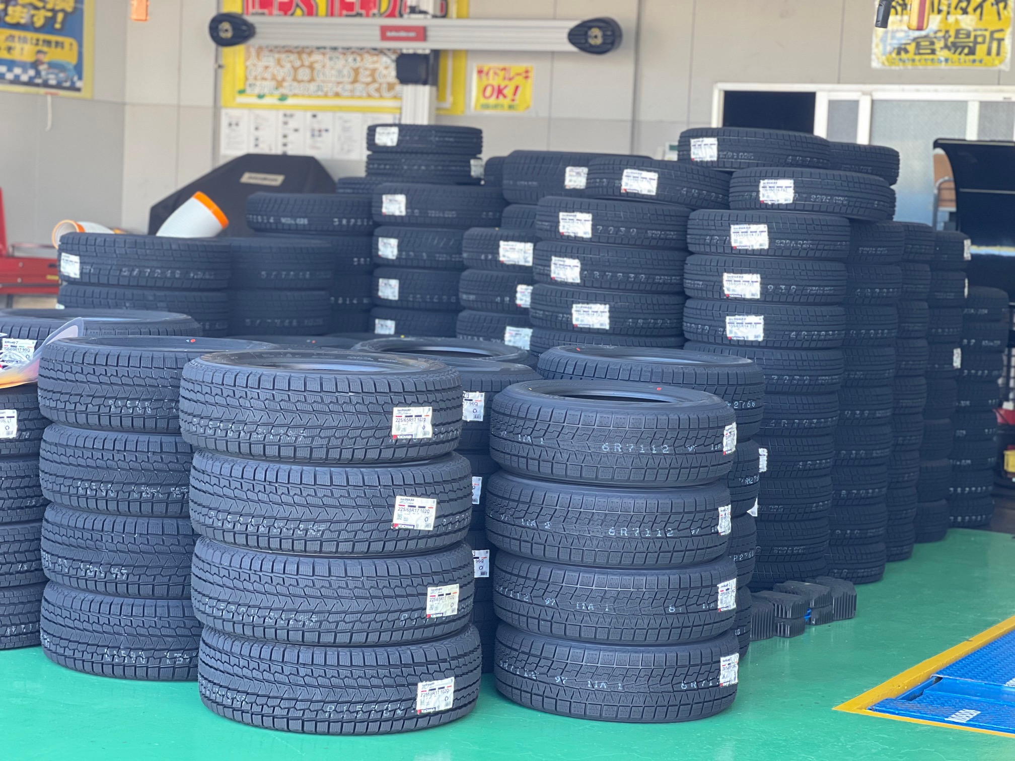 スタッドレスタイヤが続々と入荷中