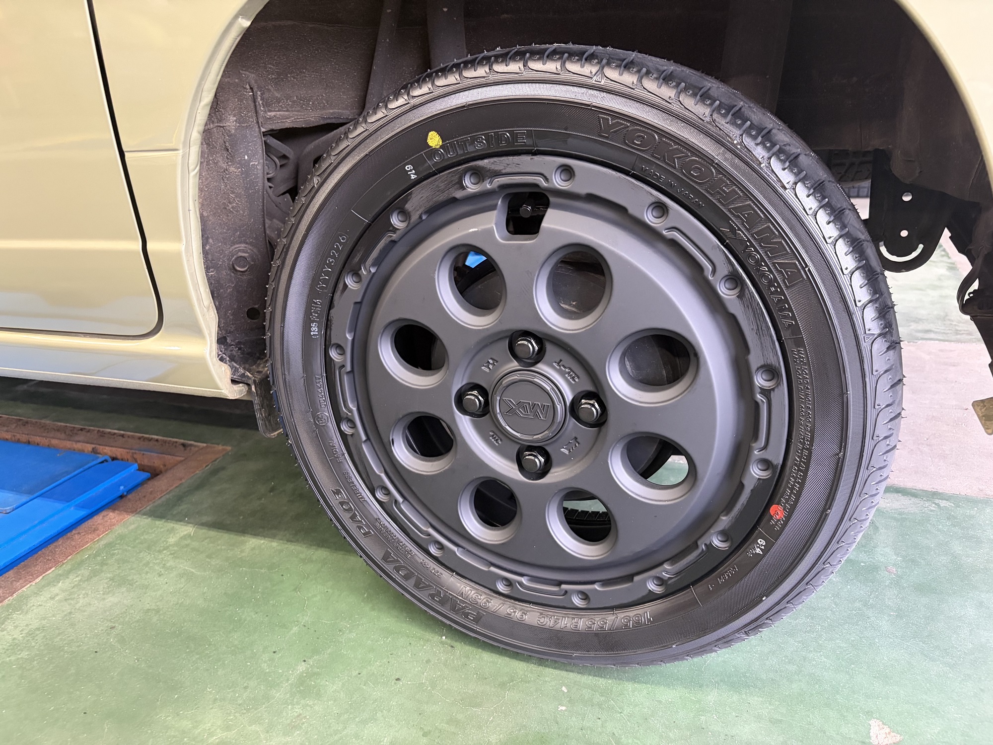 N-VANにマッドクロスリーコンと新品タイヤのセットを取り付けました！！