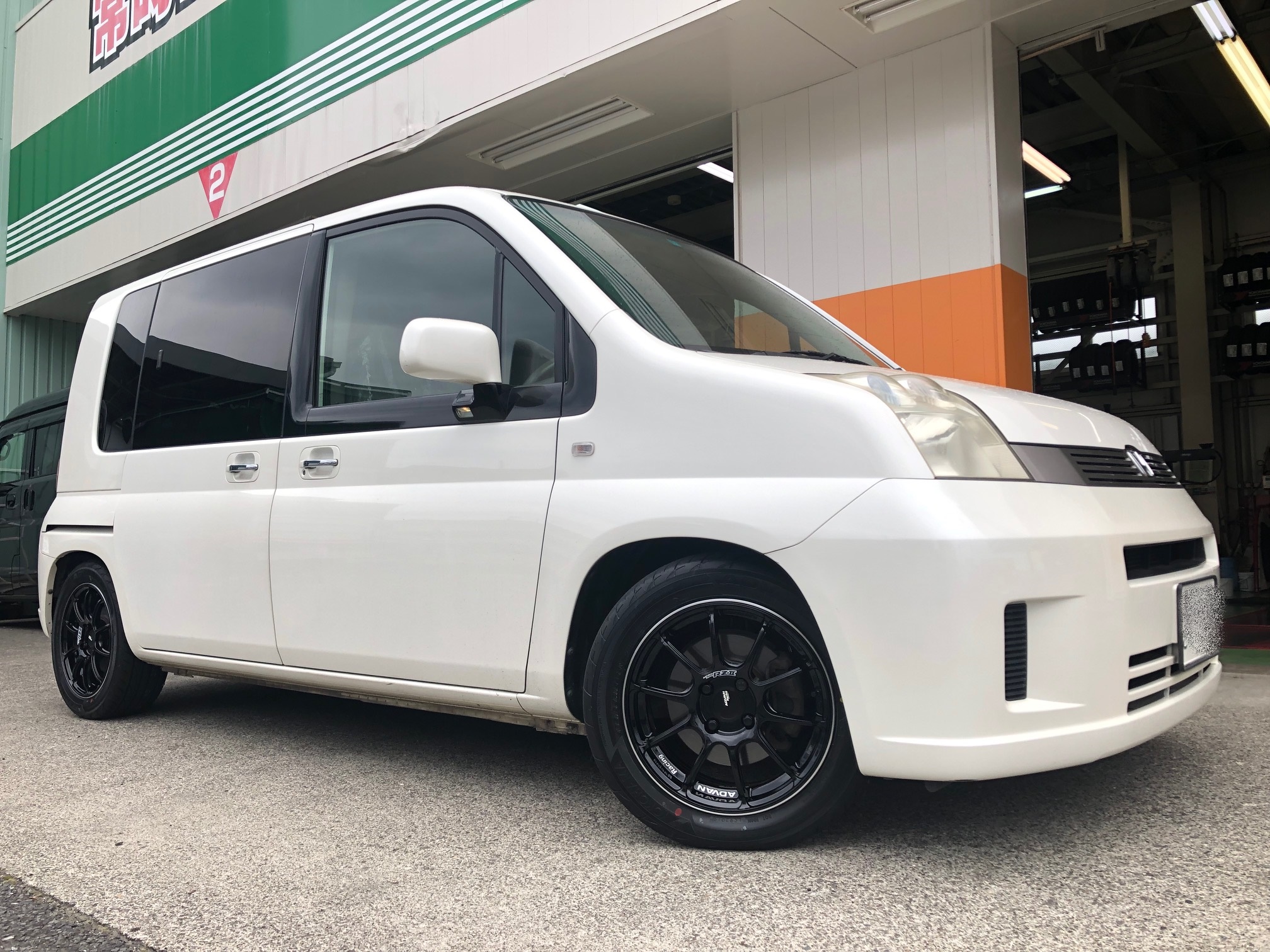 モビリオ　ADVAN　RZⅡ