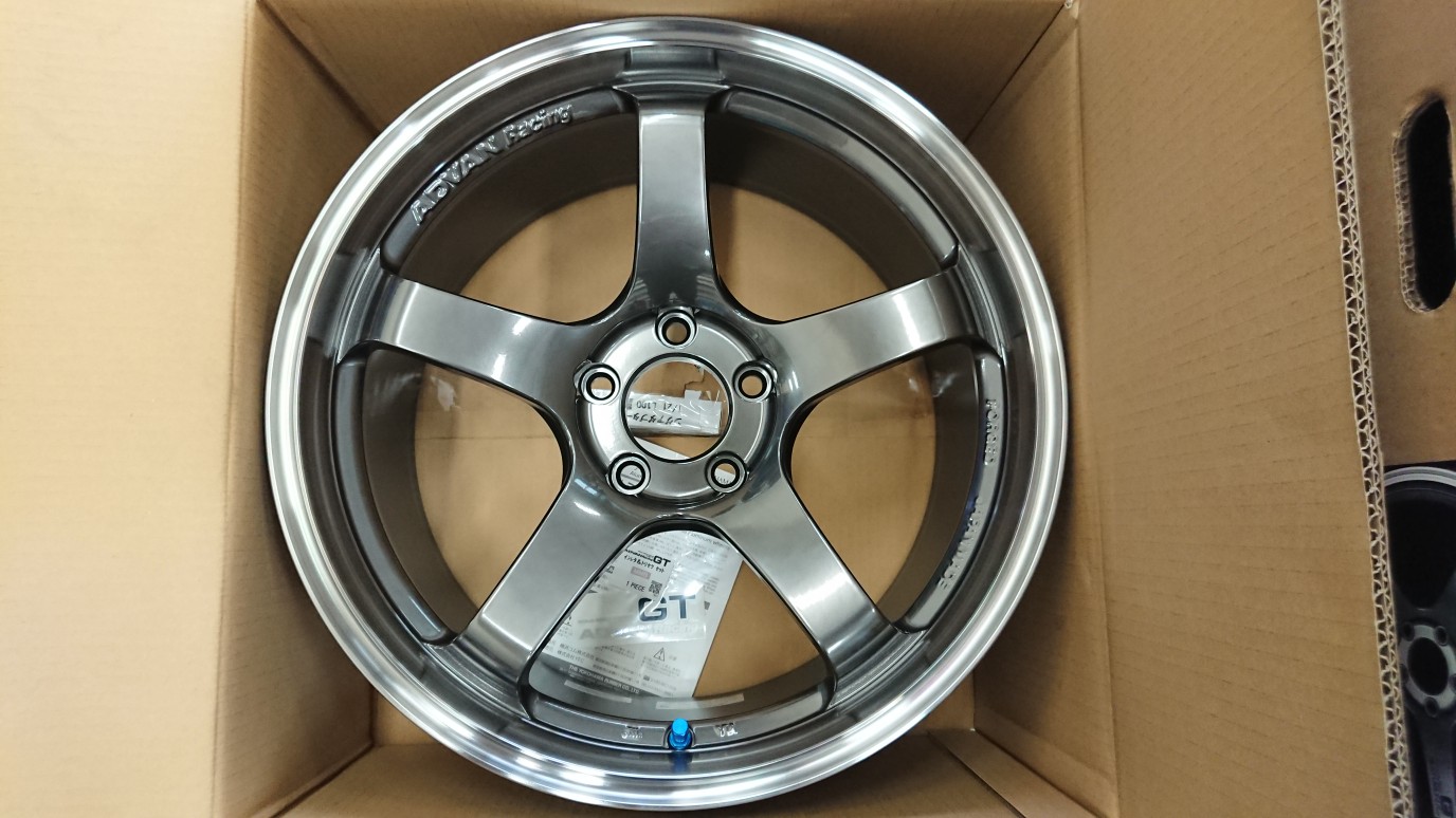 ADVAN Racing GT入荷！！