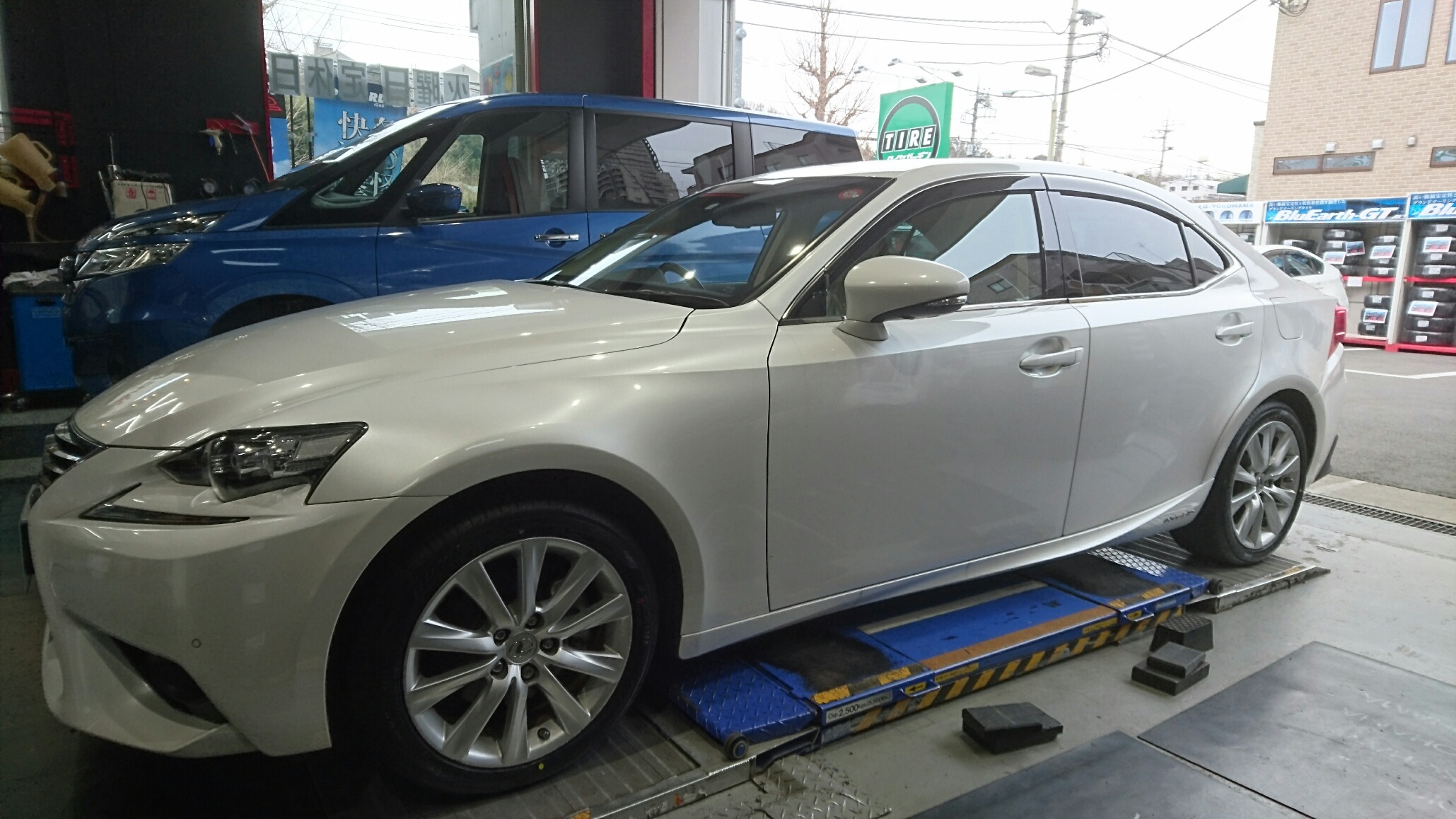 ADVAN dB V552 LEXUS IS300hに装着です