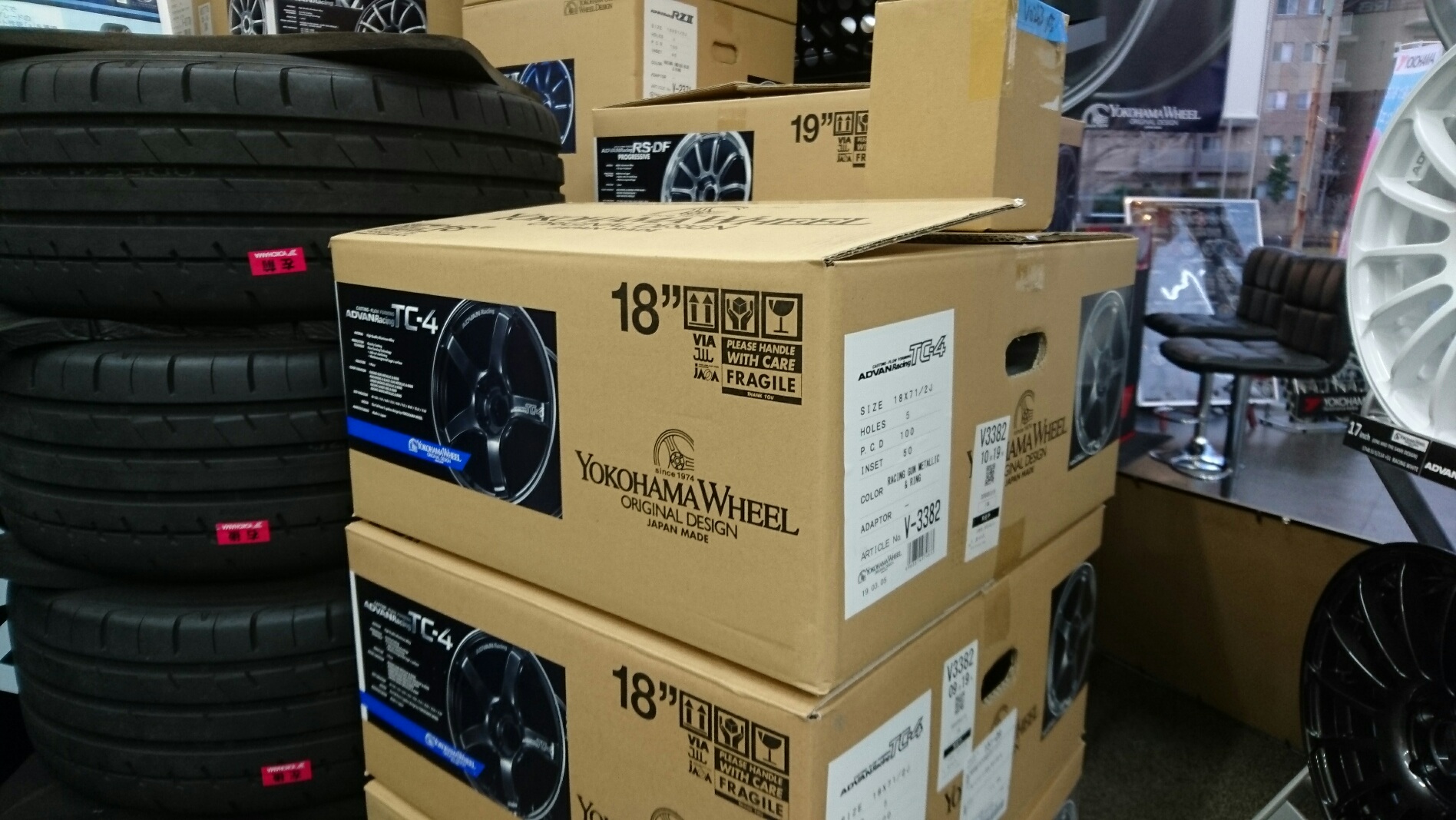 ADVAN Racing TC-4 GMR色　入荷です