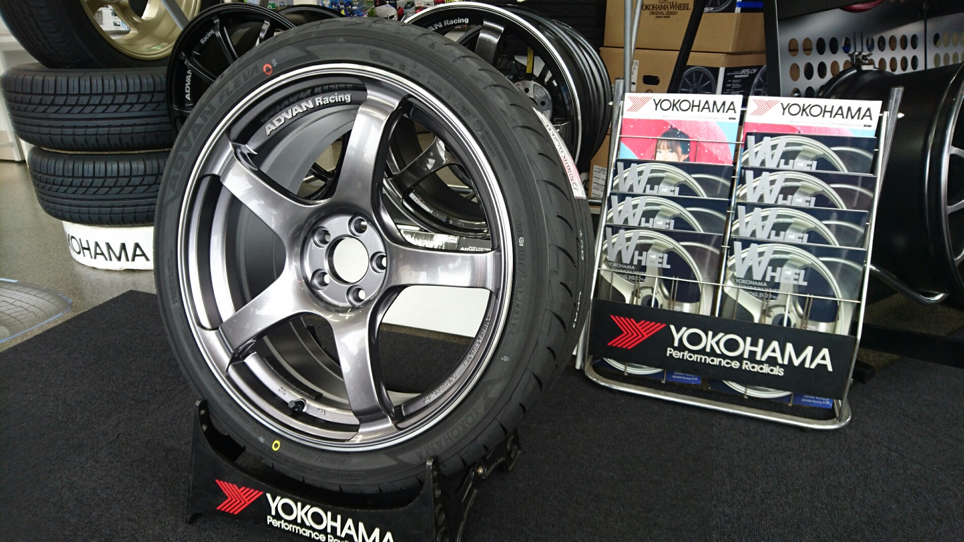 ADVAN Racing TC-4 GMR色 準備完了