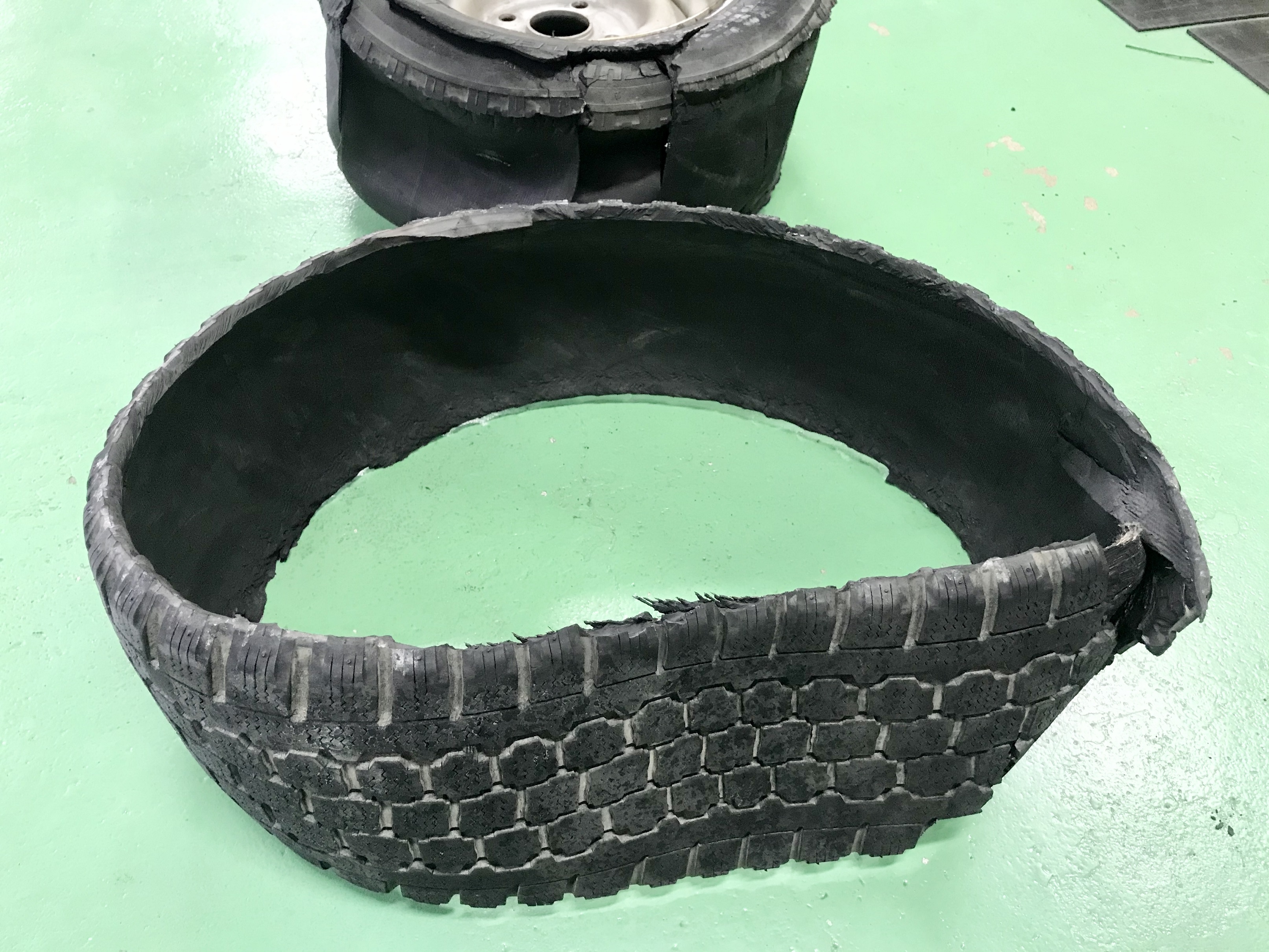 古くなったタイヤにご注意！