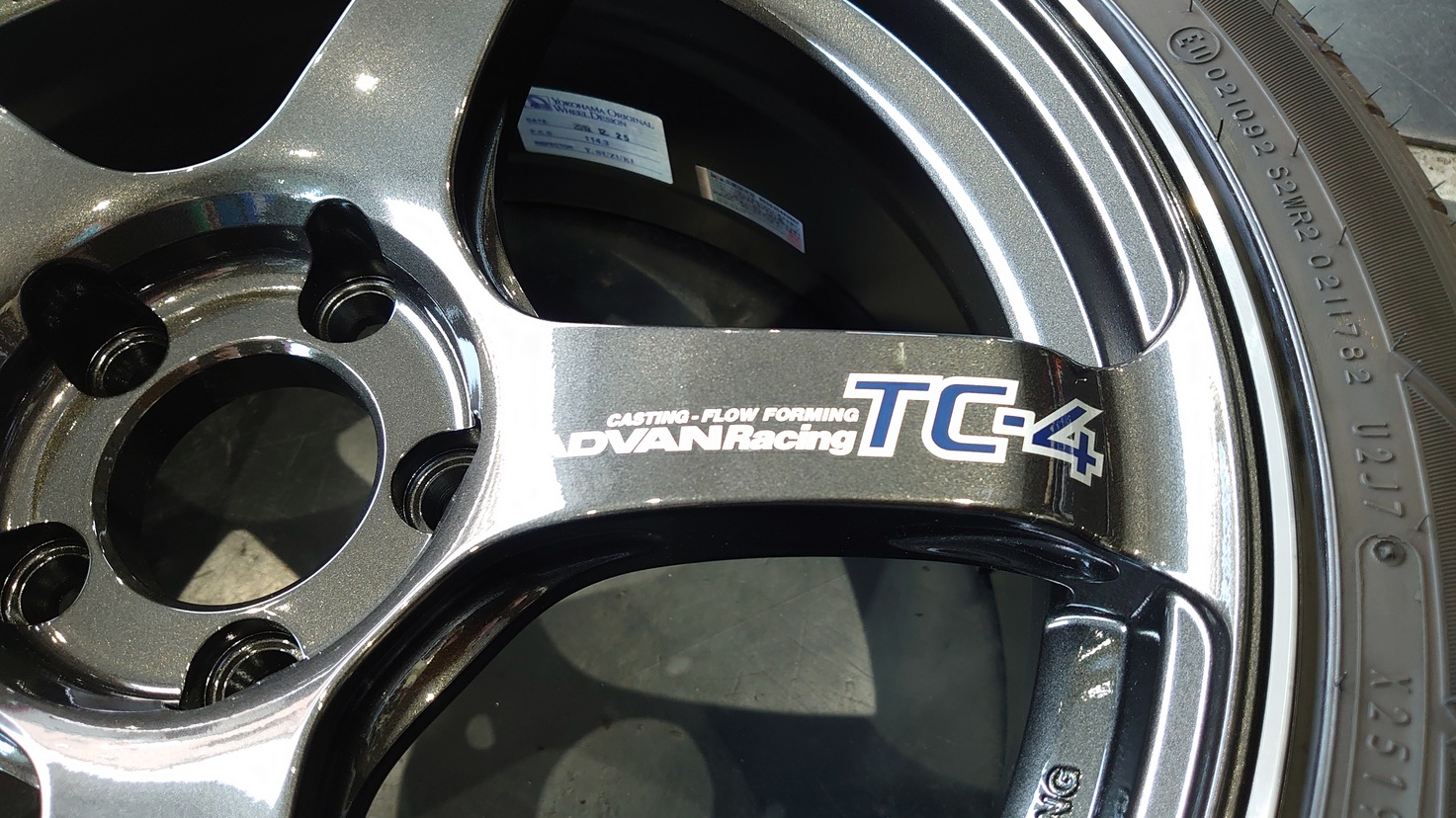 ADVAN Racing TC-4 BGR色　準備完了