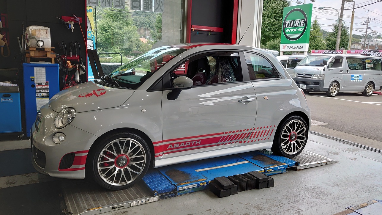 ADVAN FLEVA V701  ABARTH 500 に装着です