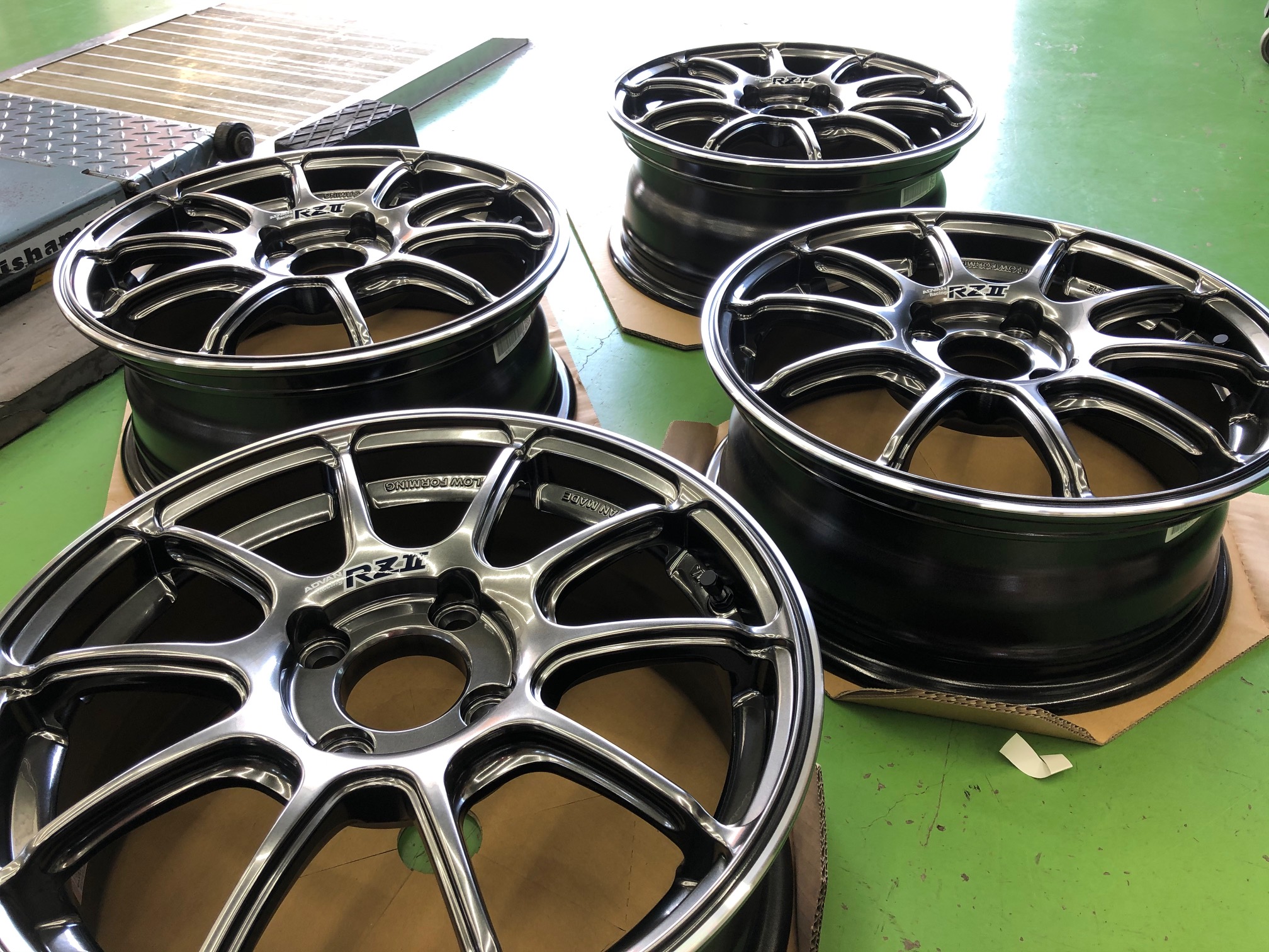 人気の定番　ADVAN　RZⅡ