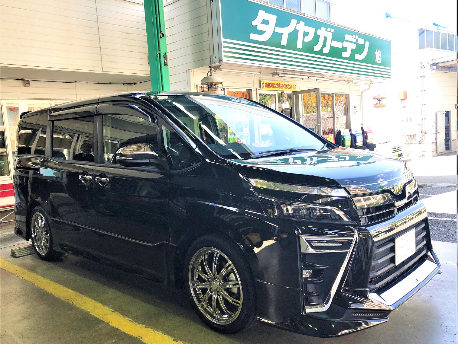 ヴォクシーにADVAN FLEVA 装着！！