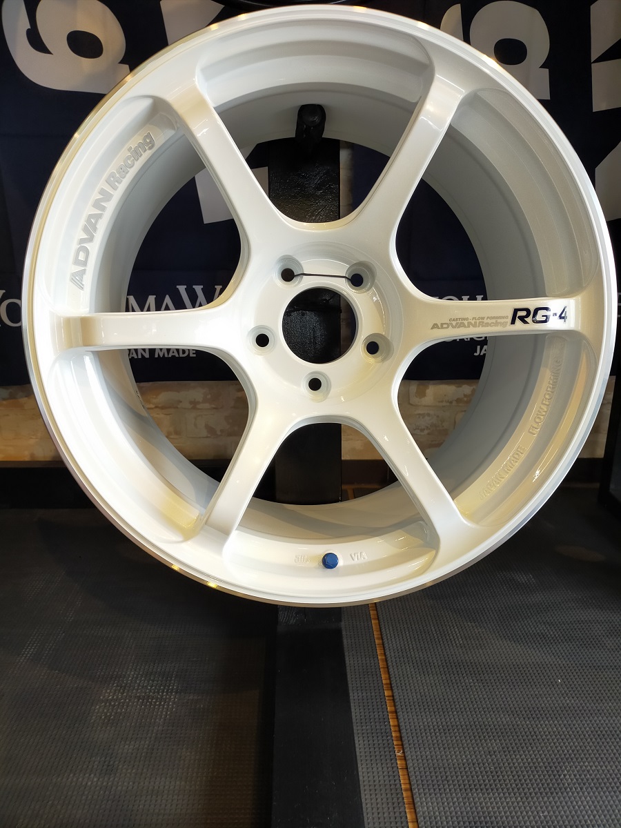 ADVAN Racing RG-4 展示してます。
