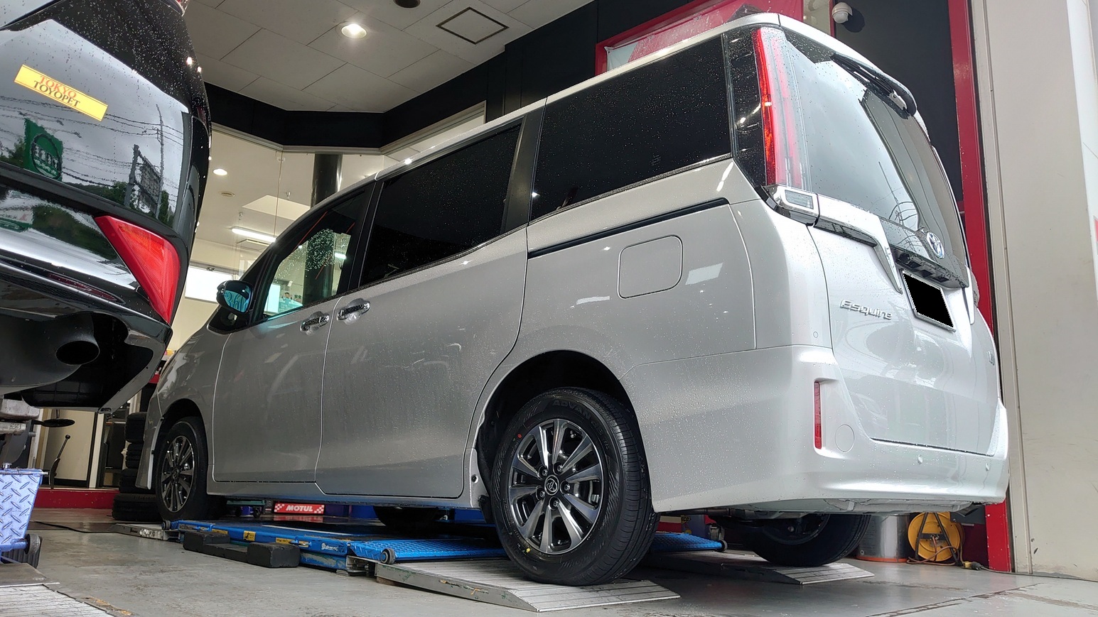 ADVAN dB V552 TOYOTA エスクァイア に装着です