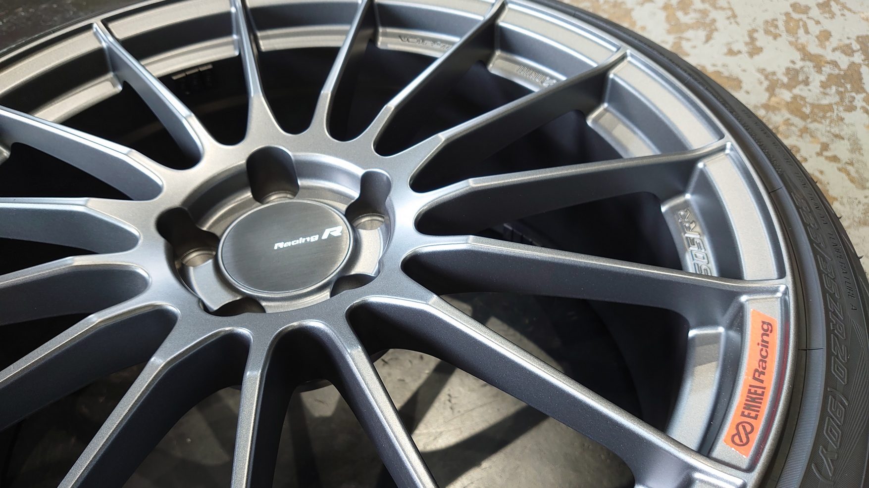 ADVAN Sport V105 + ENKEI WHEEL　20ｲﾝﾁｾｯﾄ　準備完了