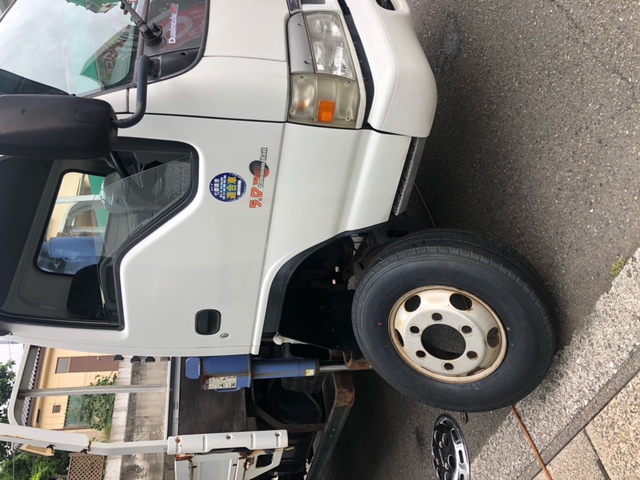 トラックのタイヤ交換