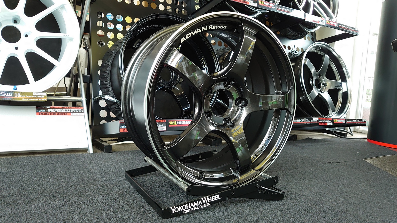 ADVAN Racing TC-4 BGR色　入荷です