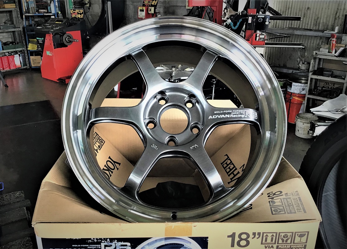 ADVAN Racing    R６　入荷しました！！