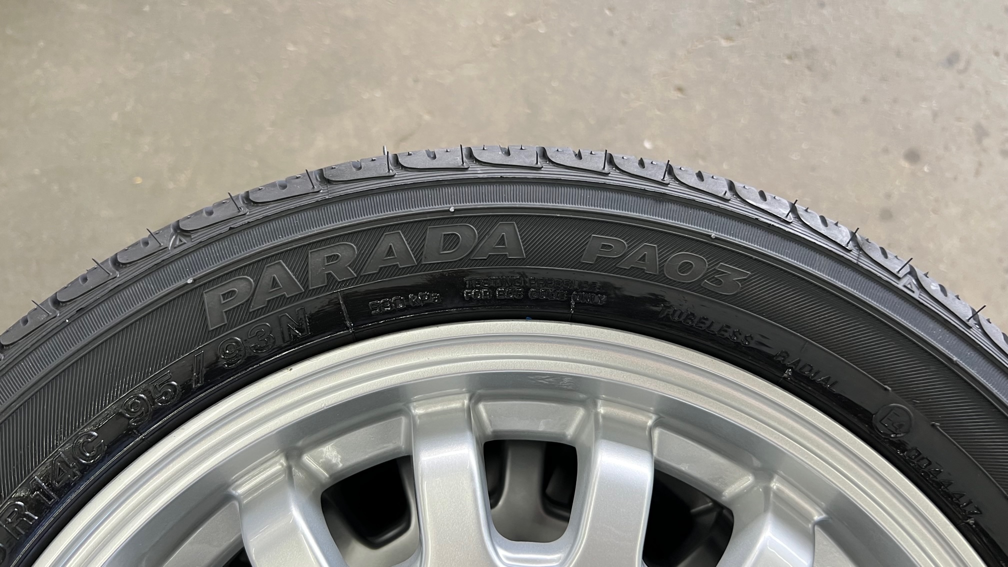 PARADA（パラダ）PA03　小型トラック・バン用ドレスアップタイヤ★