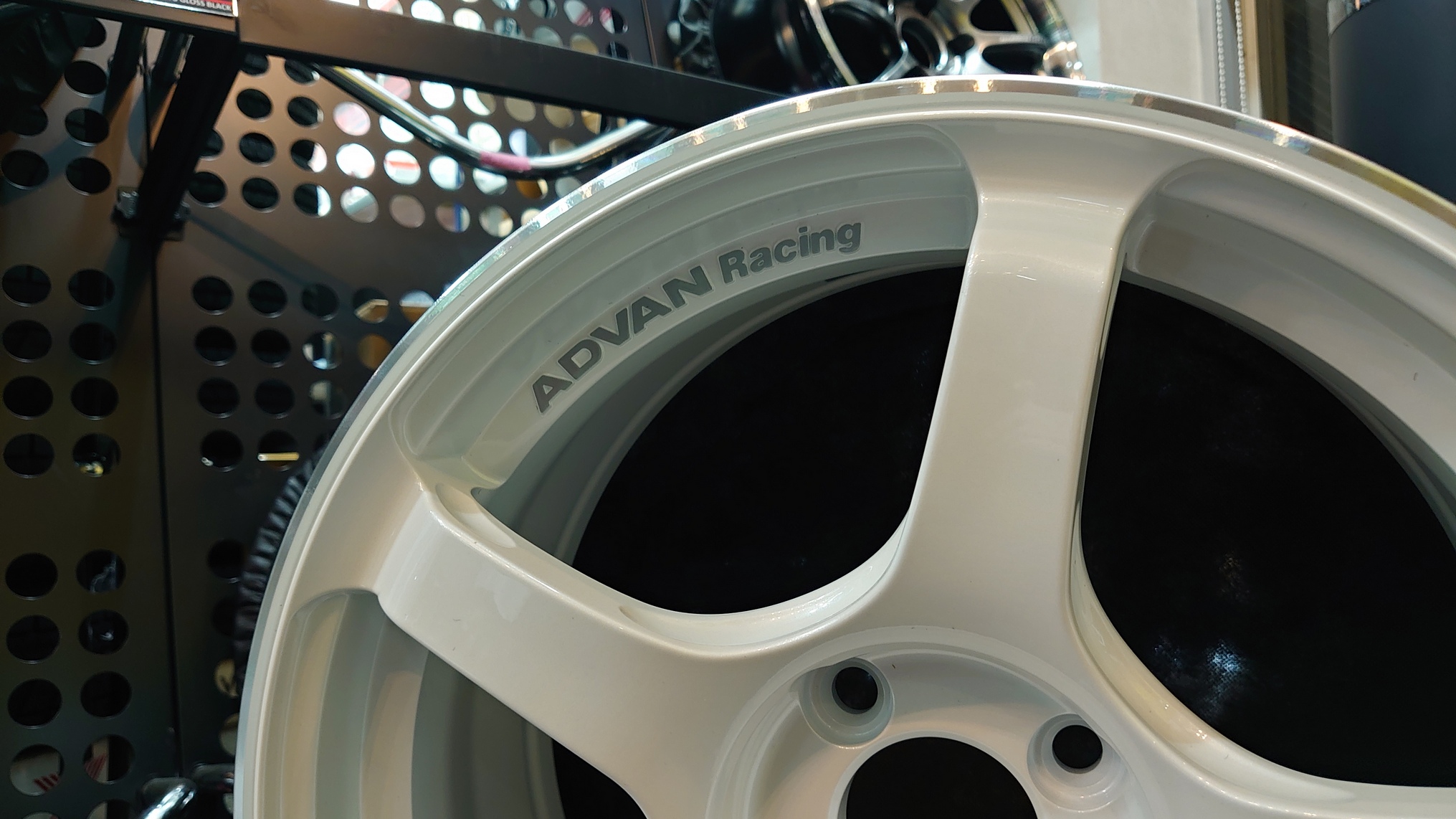ADVAN Racing TC-4 WMR色　入荷です
