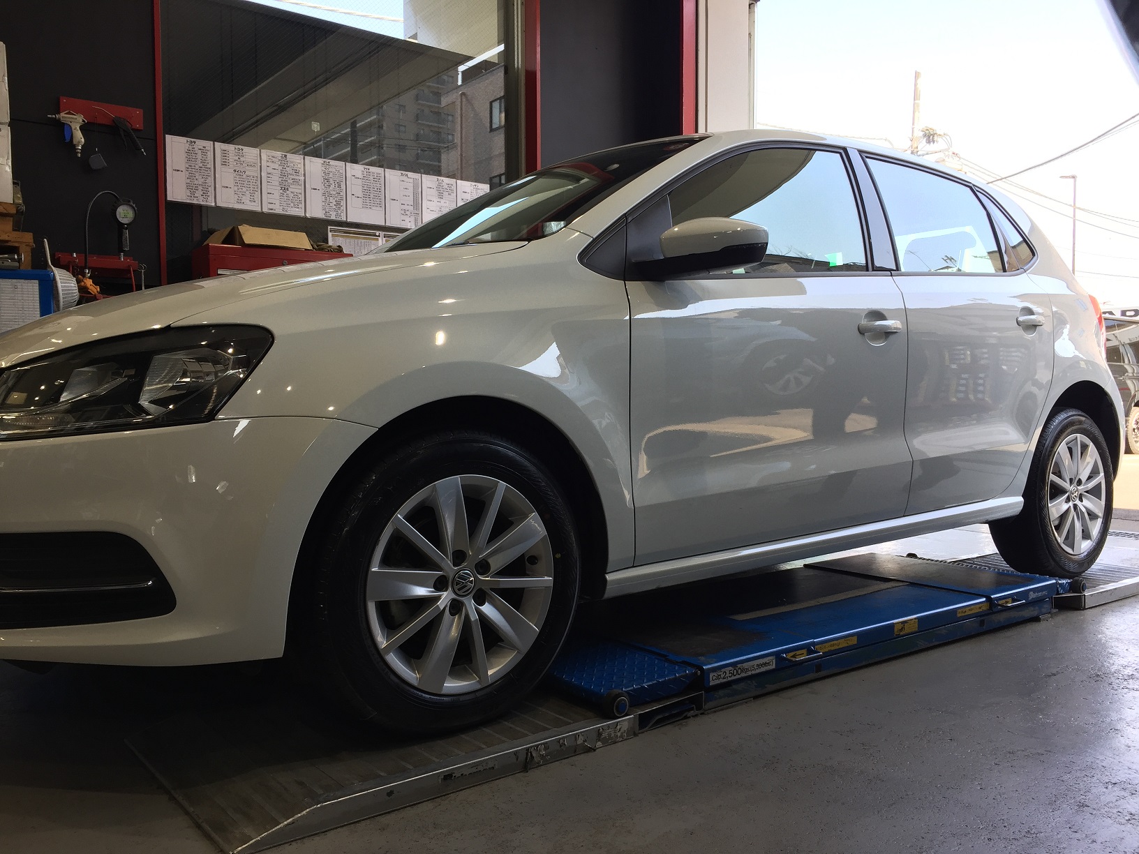 VW POLOにADVAN dB V552装着！