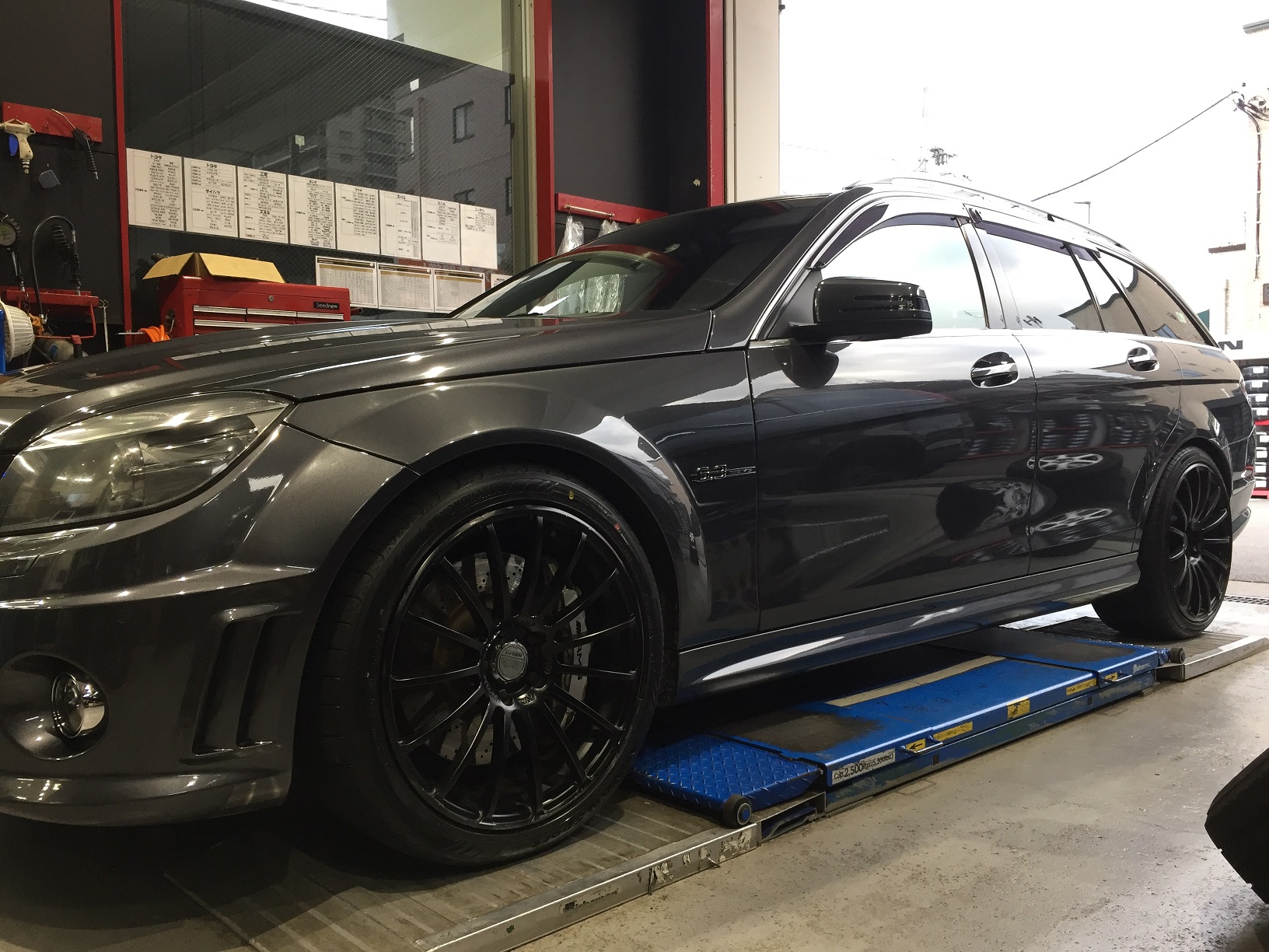 AMG C63にADVAN Sport V107を装着(^^♪