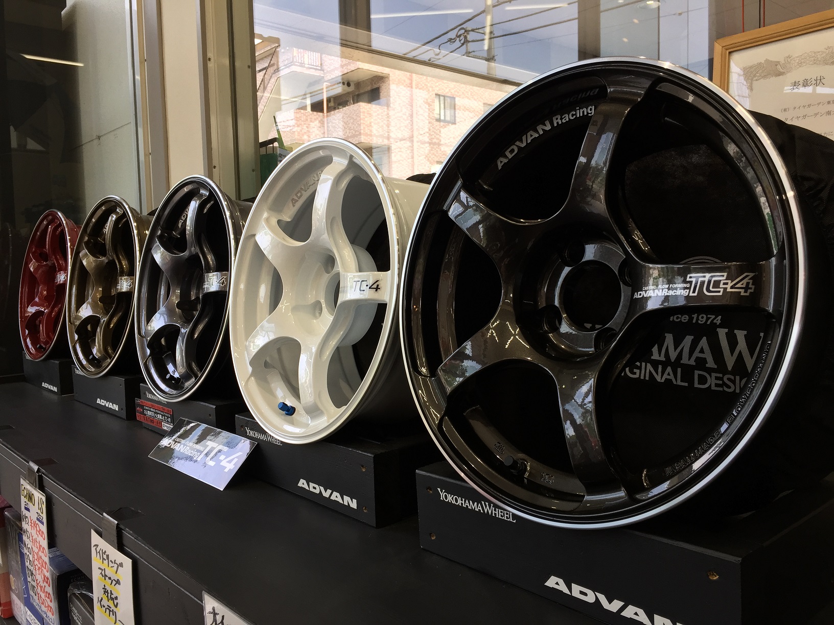 全力展示中！ADVAN Racing TC-4勢揃い( ﾟДﾟ)
