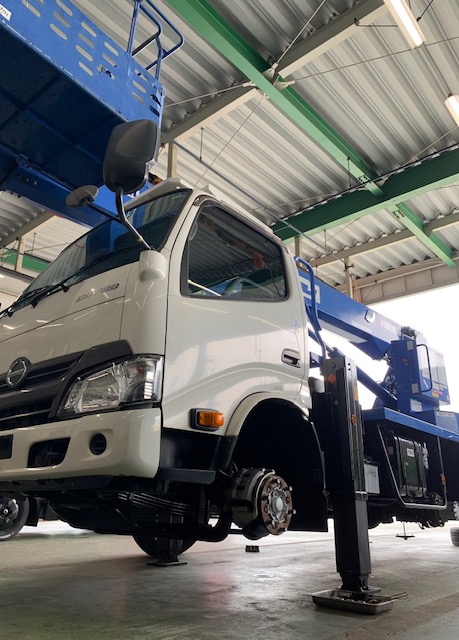 高所作業車のタイヤ交換！！