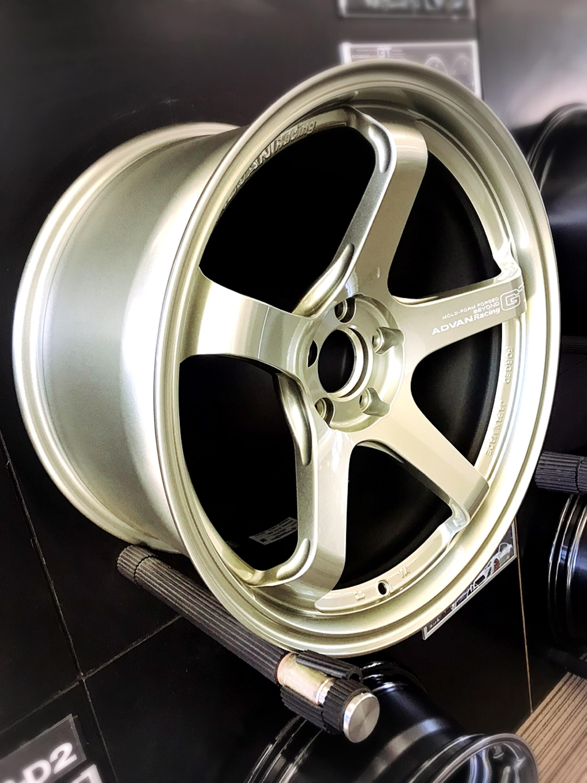 アドバン　レーシング　GT ビヨンド  RACING SAND METALLIC