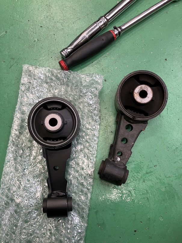 スイフトスポーツ　エンジンマウント取付け！
