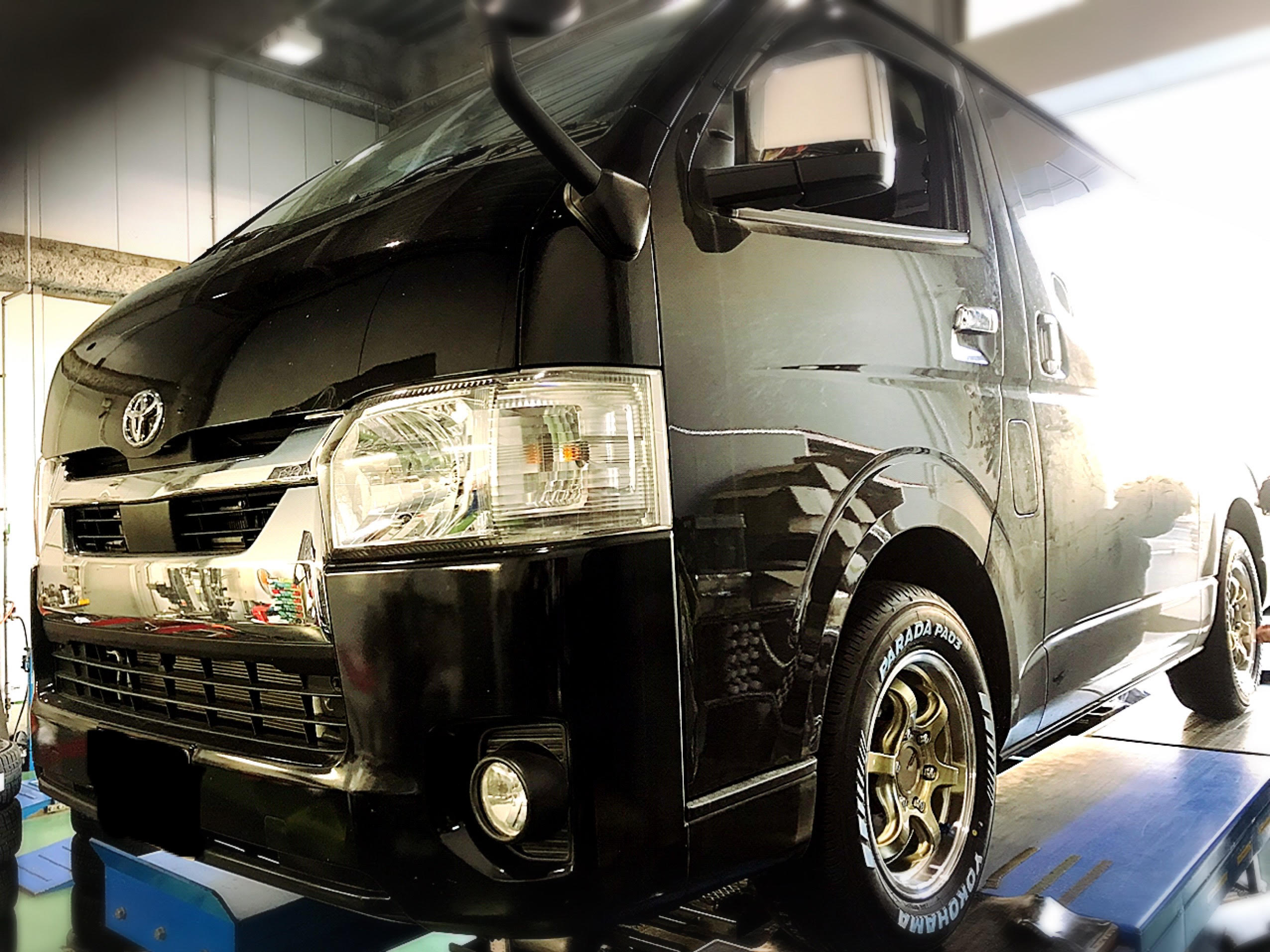 お取り付けさせて頂いたお車紹介～！    ハイエースにアドバンレーシング＆パラダのセットの お取り付け