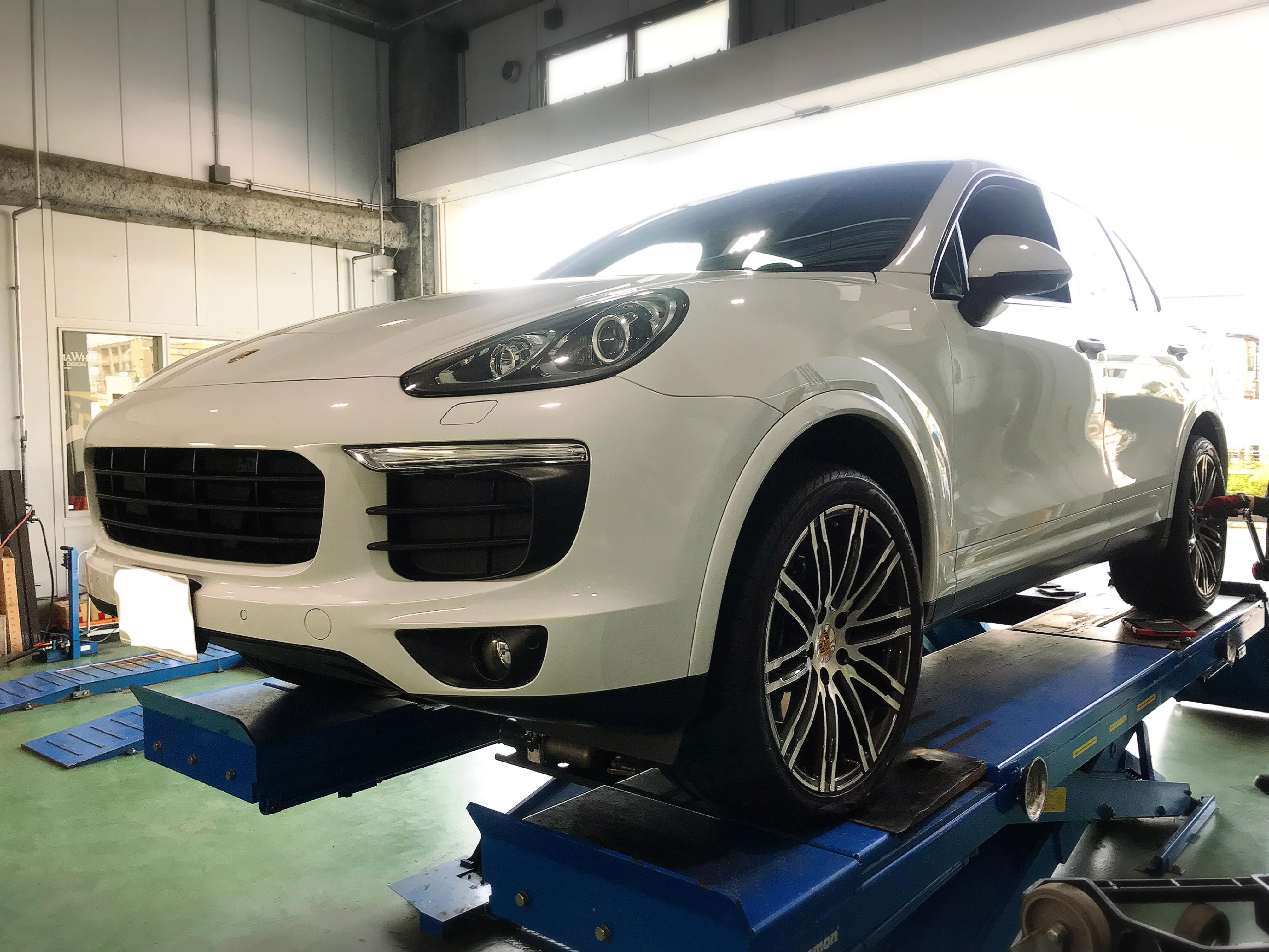 ポルシェカイエンにアドバンスポーツを交換取り付け作業させて頂きました。