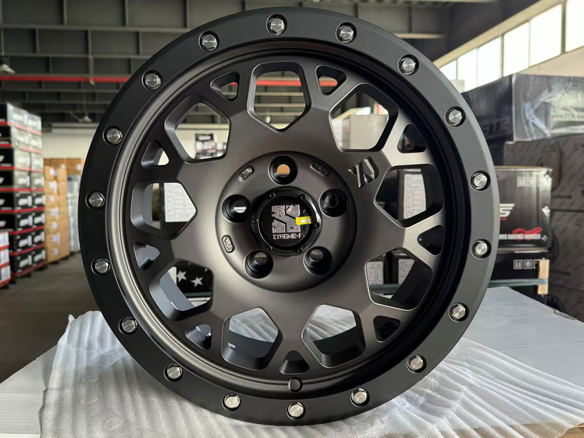 XJ04MGB　渋いマットカラーが間もなく入荷　デリカD5　RAV4等に