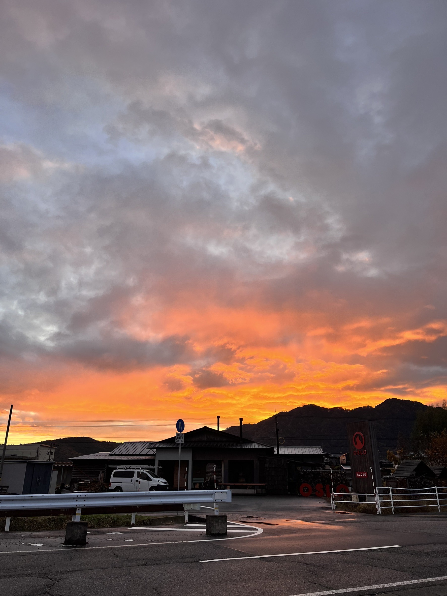 夕日か？　朝日か？