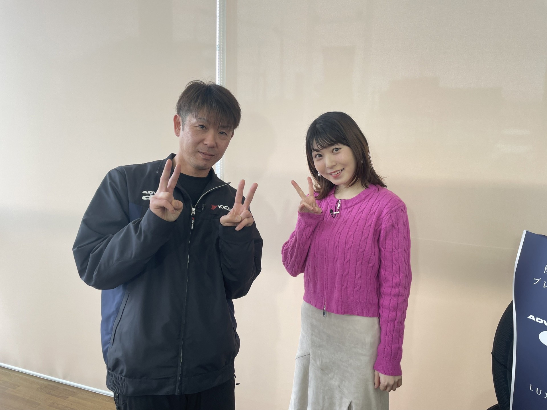 なにやら店内に美しい声が響いています