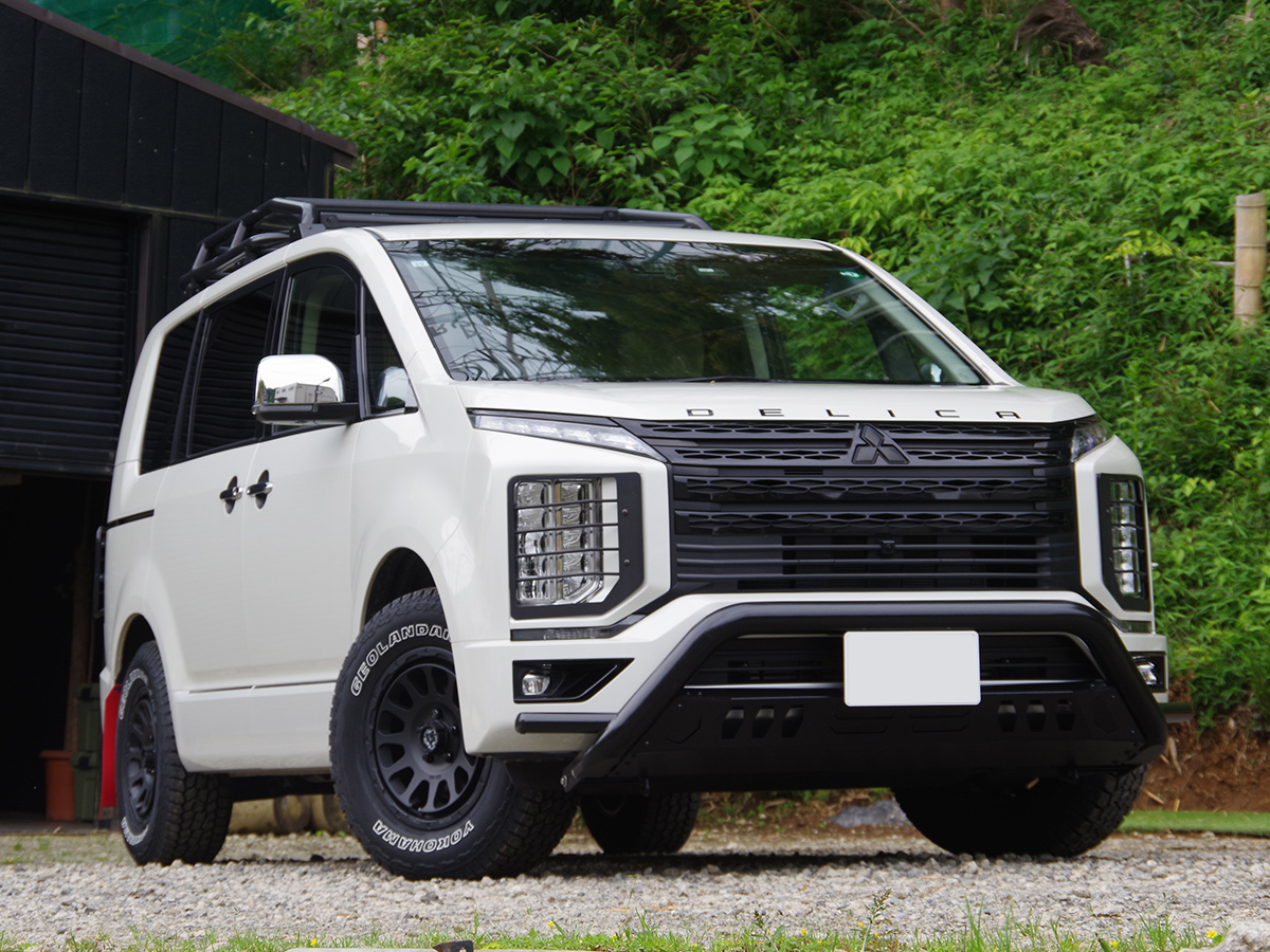 三菱デリカD5 デルタフォースオーバル　カモフラージュオーナメントで装着