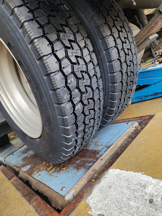2トントラック　タイヤ交換！！