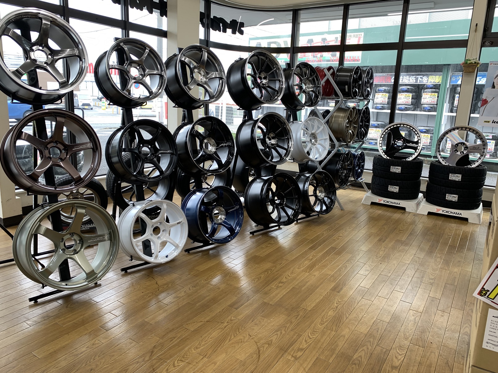 店内には多数のADVAN YOKOHAMAWHEELが展示しています！！