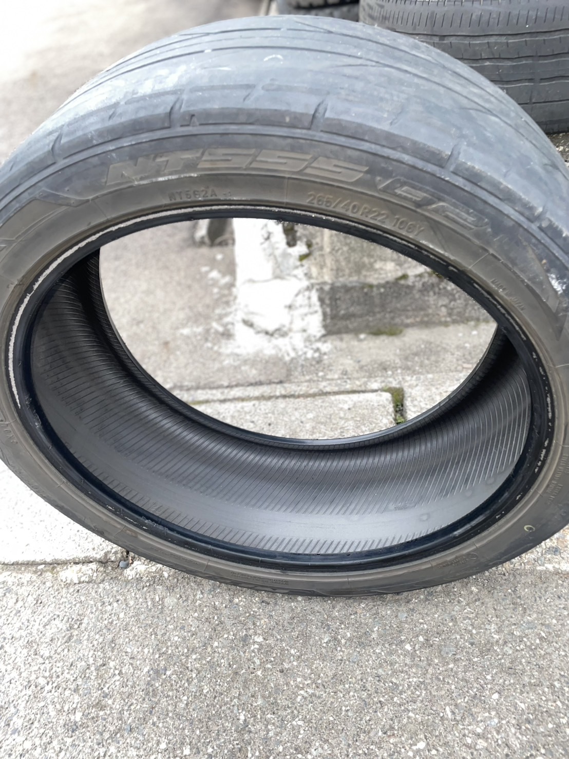 265/40R22