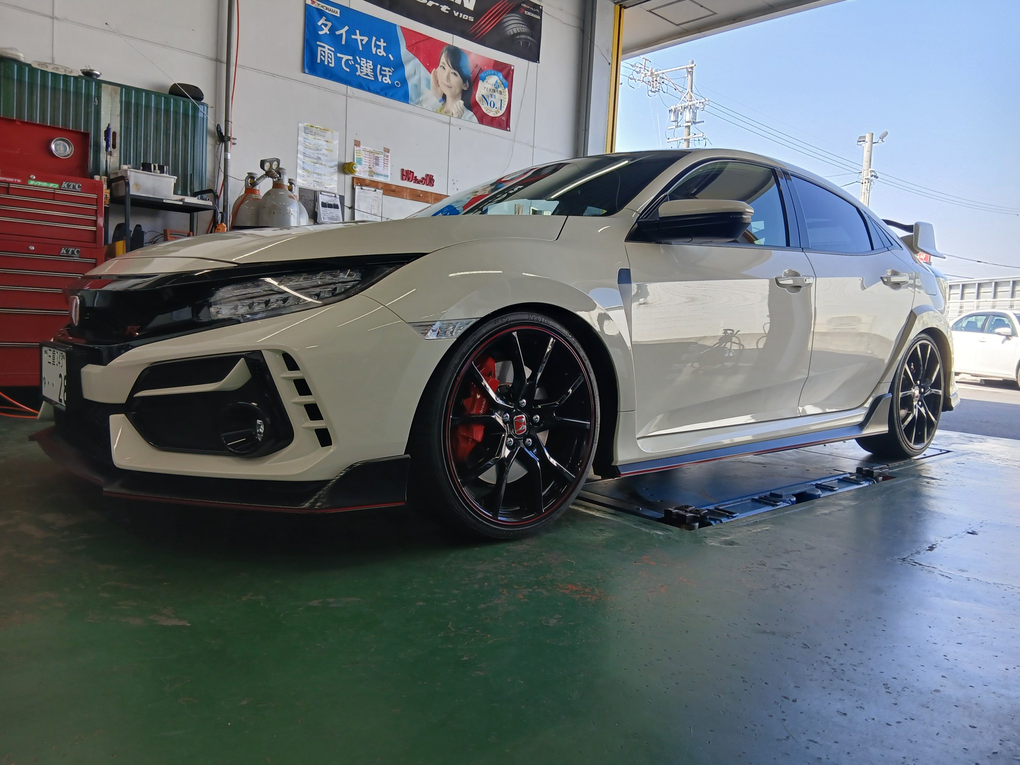 ADVAN  RACING