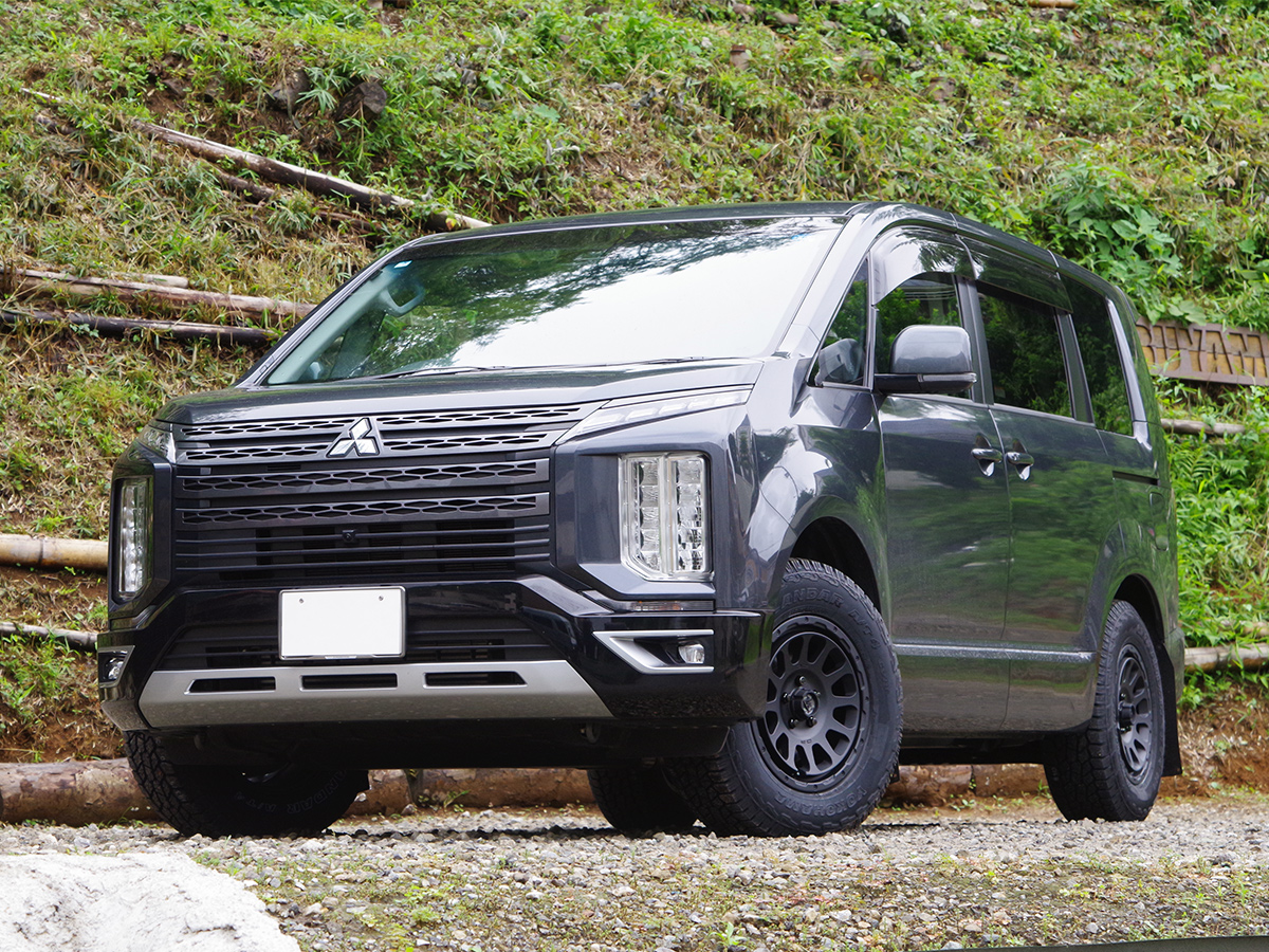 デリカD5にデルタフォースオーバルのマットブラック