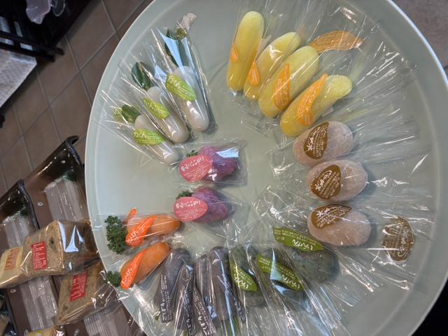 岩切の和菓子屋さん、野菜の和菓子がいっぱいです！