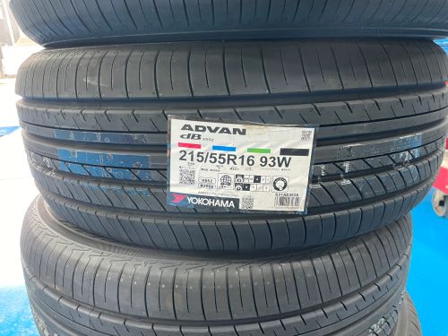 クラウン　デシベルＶ５５２　２１５／５５Ｒ１６