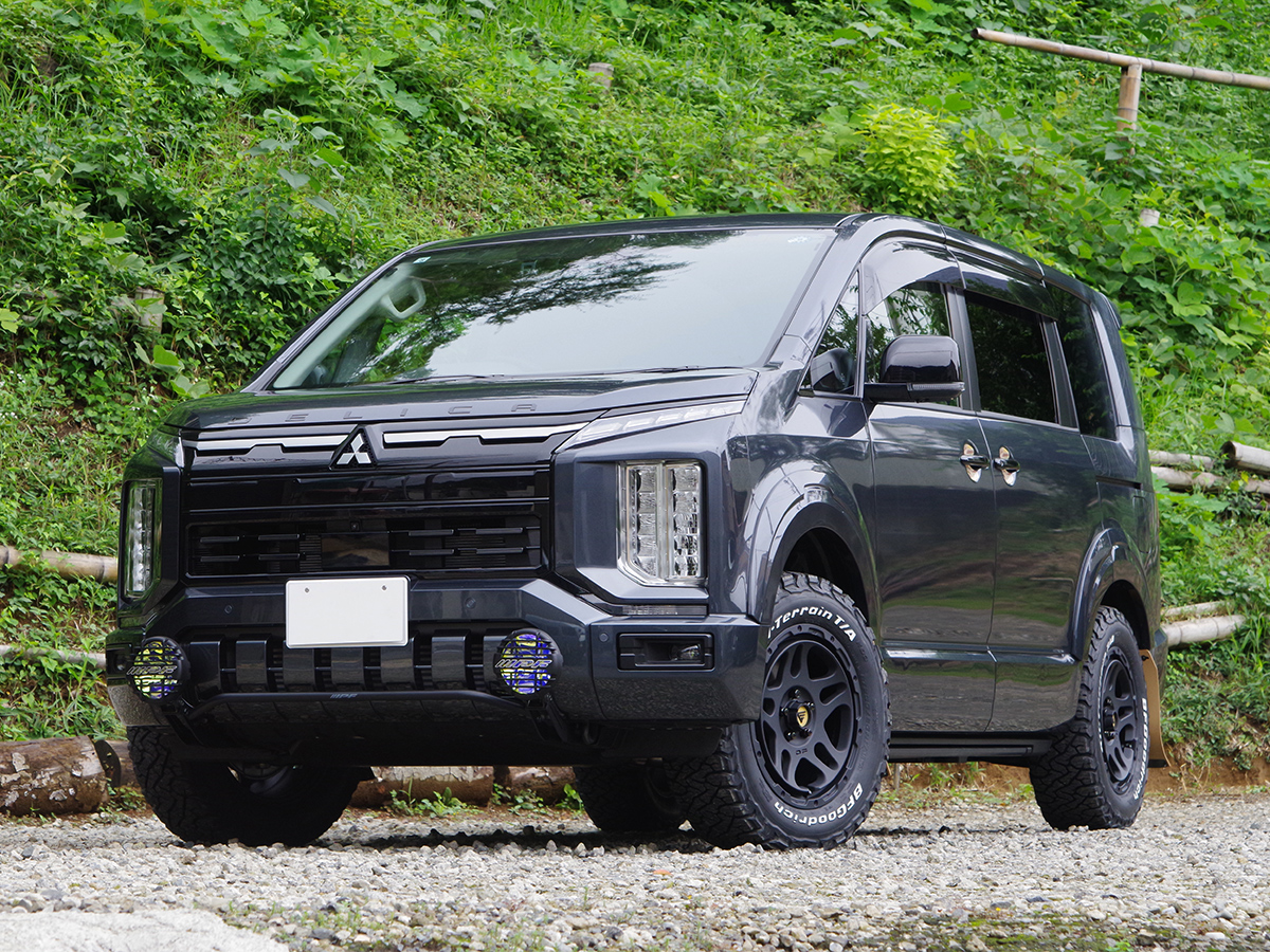 デリカD5　デルタフォースオーバーランダー　強化ボディサポートも装着