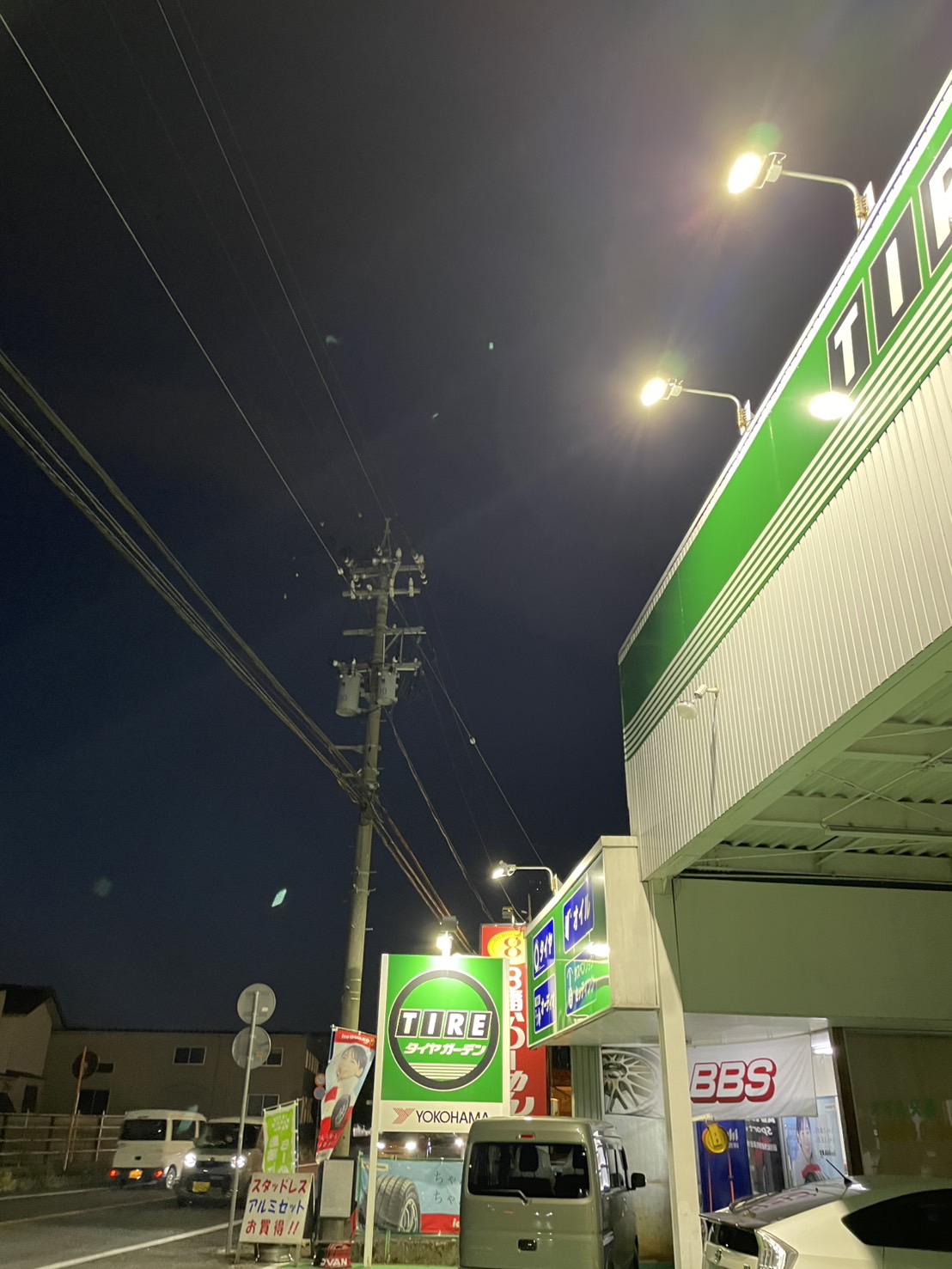 暗く