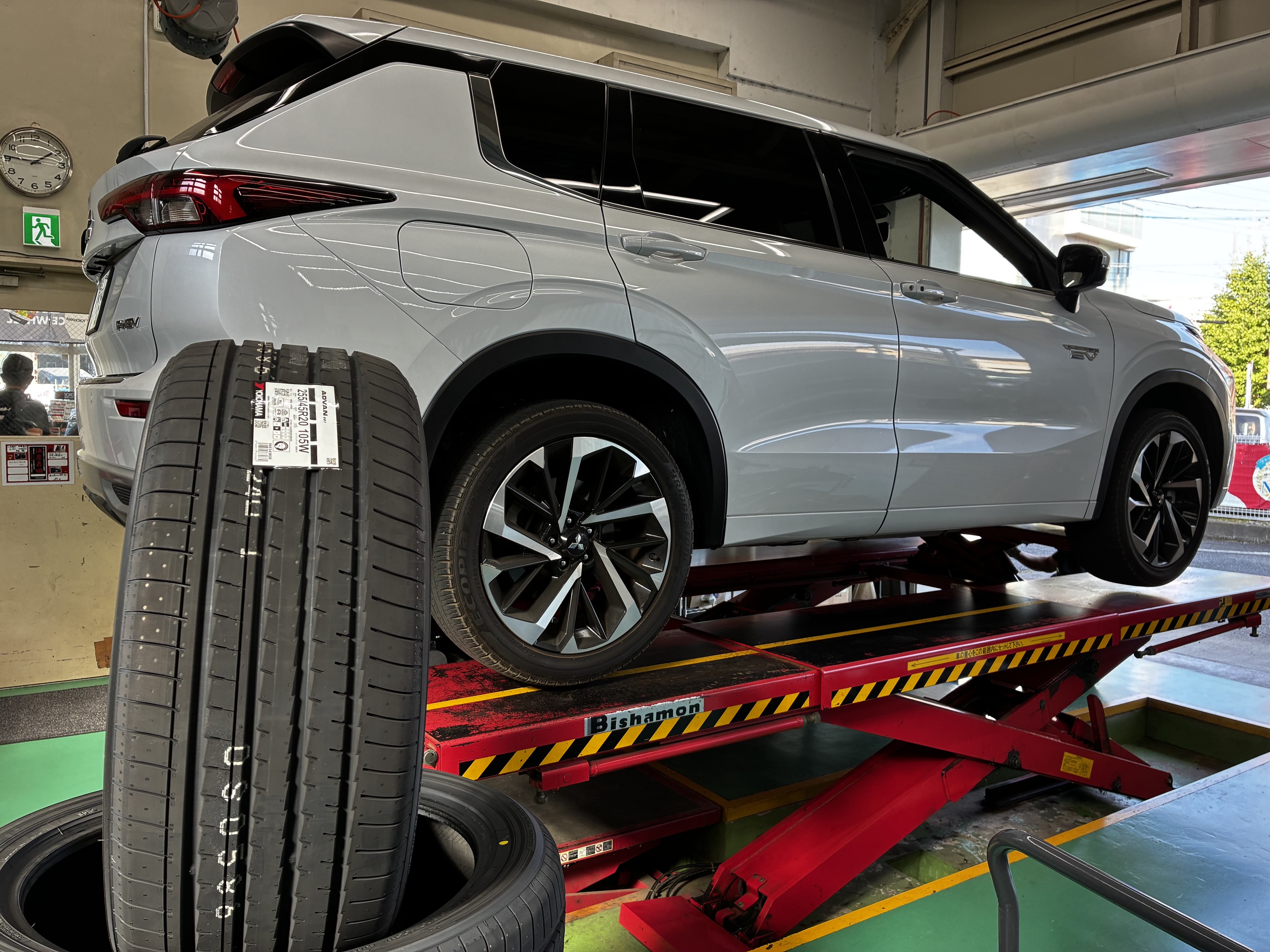 プレミアムSUVタイヤ　ADVAN　V61