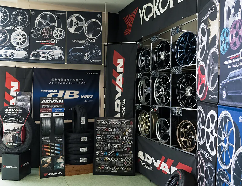 「タイヤガーデン岐南」ADVANホイールの展示