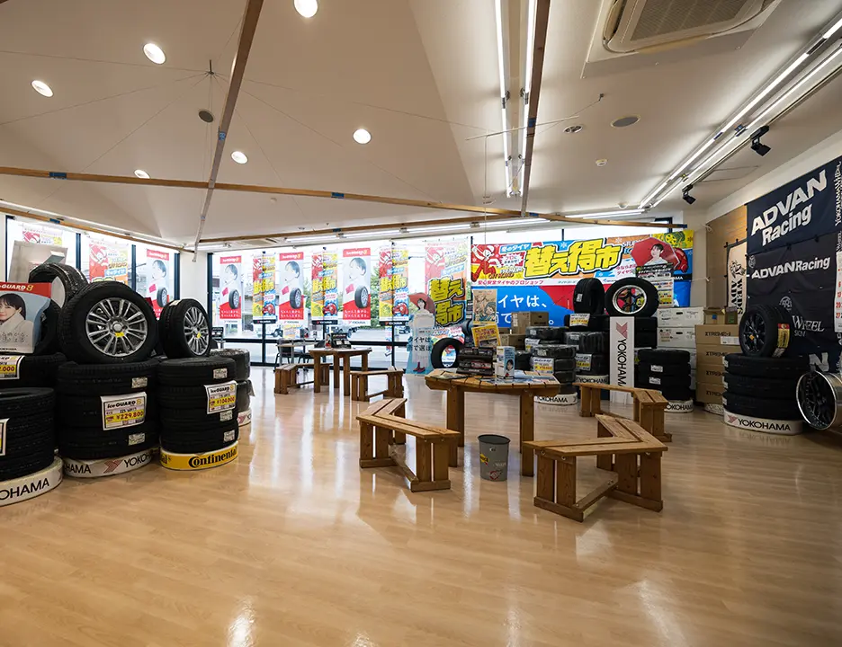 「タイヤガーデン福井下馬」ADVAN展示